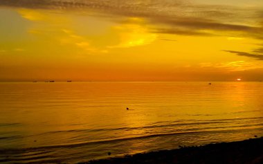 Baltık Denizi üzerinde güzel bir gün doğumu. Polonya Gdansk Körfezi. Doğanın güzelliği konsepti.