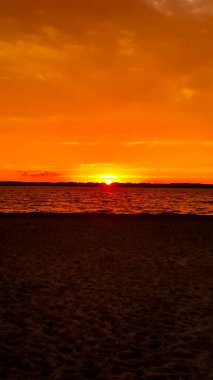 Baltık Denizi üzerinde güzel bir gün doğumu. Polonya Gdansk Körfezi. Doğanın güzelliği konsepti.