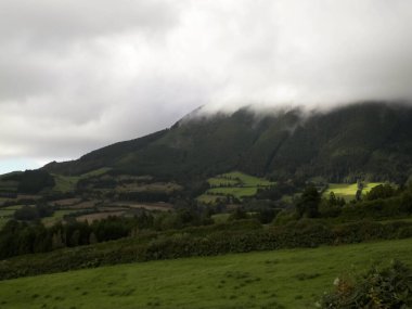 Sao Miguel Adası 'nın tipik manzarası. Yeşil tepeler ve yağmurlu hava. Azores 'in saf egzotik ve güzel doğası..
