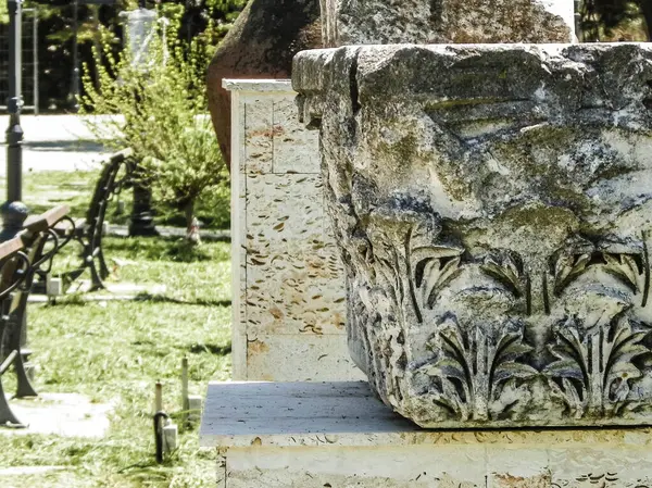 Romanya 'nın Köstence kentindeki parktaki antik kalıntılar. Tarih ve mimari kavramı.