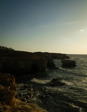 Kıbrıs adasının Paphos bölgesindeki Mercan Koyu 'na yakın kaya oluşumları ve su mağaraları. Popüler bir turistik site. Yaz mevsimi.