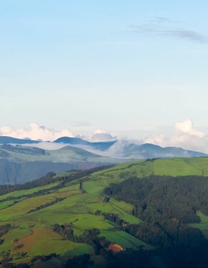 Sao Miguel adasının dağ manzarası. Azores takımadaları. Doğanın güzelliği.