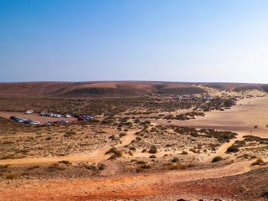 Güneşli bir günde Lanzarote Adası 'nda çöl. Boşluğu mavi gökyüzünde kopyala.