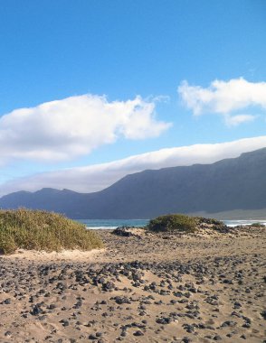 Caleta de Famara 'da bir plaj. Lanzarote Adası. Kanarya Adaları takımadaları. Sörf yapmak için popüler bir yer..