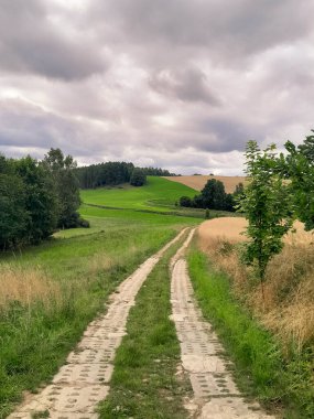 Kashubia 'daki çayır üzerinde kara bulutlar. Yağmurlu hava geliyor. Kuzey Polonya 'nın güzel doğası.