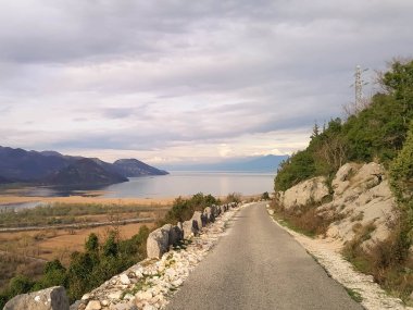 Rumija Dağları ve Skadar Gölü. Karadağ turizm sezonu dışında.