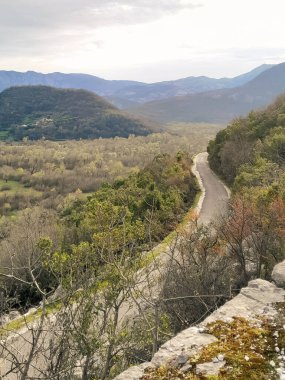 Skadar Gölü yakınlarındaki Rumija Dağları 'ndan geçen yol. Karadağ turizm sezonu dışında.