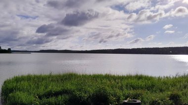 Wdzydzkie Gölü üzerinde kasvetli bir gökyüzü. Gelen yağmur.