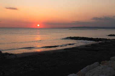 Akdeniz üzerinde gün batımı. Doğanın güzelliği.