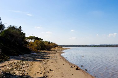 Larnaka Gölü, Kıbrıs. Larnaka yakınlarındaki Salt Gölü 'nde. Flamingo kuşlarının doğal yaşam alanı.