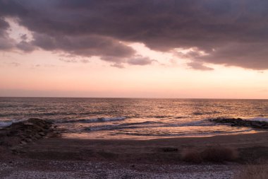 Akdeniz üzerinde gün batımının göz kamaştırıcı manzarası. Doğanın güzelliği.