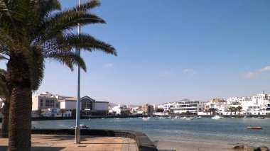 Arrecife City 'deki güzel marina El Charco de San Gines manzarası. Kanarya mimarisi ve bu tropikal bir doğa..