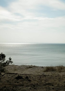 Hel Peninsula 'dan Baltık deniz kıyıları - Hel şehrine yakın plaj. Baltık Denizi ve Gdansk Körfezi 'nin güzel doğası. Seyahat ve doğa kavramı.