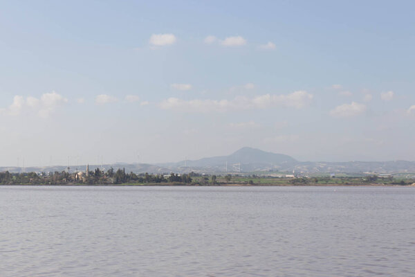 Ларнака-об-Кипр. Соленое озеро недалеко от города Ларнака. Природная среда обитания птиц фламинго.