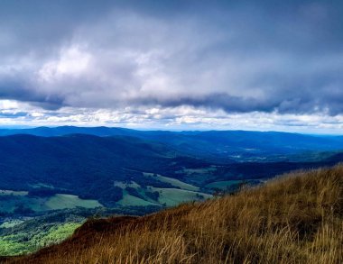 Dağın tepesinden Bieszczady 'nin güzel manzarası. Dağ turizmi.