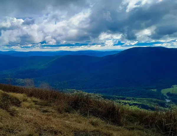 Dağın tepesinden Bieszczady 'nin güzel manzarası. Dağ turizmi.
