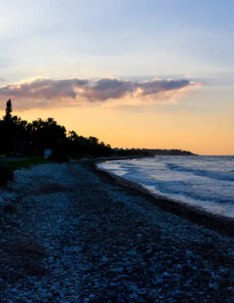 Günbatımında Kıbrıs 'ta tropik Perivolia sahilleri.