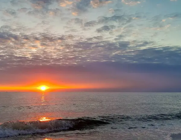 Baltık Denizi üzerinde gün batımı. Doğanın güzelliği.