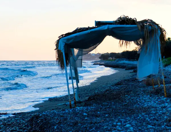 Günbatımında Kıbrıs 'ta tropik Perivolia sahilleri.