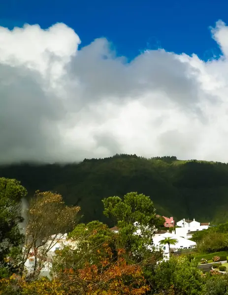 Sao Miguel Adası 'ndaki mobilyalar kaplıca ve popüler turistik eğlence şehridir. Azores takımadaları.