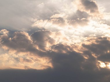 Doğanın arka planı olarak güzel gün batımı gökyüzü. Doğadaki güzellik, boşluğu kopyala.