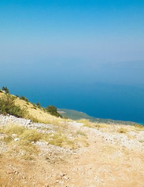 Makedonya 'nın Galicica Ulusal Parkı' ndaki dağların zirvesine bakın. Galiçya, Ochrid ve Prespa Gölü arasındaki Ulusal Park 'tır. Makedonya 'da off-road, Balkan doğası ve keşif kavramı. Boşluğu kopyala.