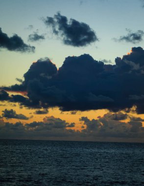 Akdeniz üzerinde güzel gün doğumu veya gün batımı gökyüzü.