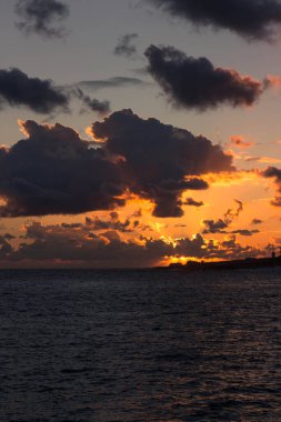 Akdeniz üzerinde güzel gün doğumu veya gün batımı gökyüzü.