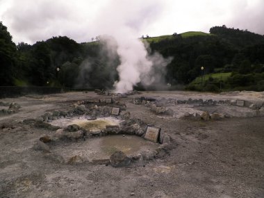 Sao Miguel Adası 'ndaki Furnas' ta termal banyo ve kaplıcalarda. Azores. Turistik atraksiyon.
