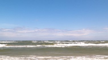 Baltık Denizi. Boşluğu mavi gökyüzünde kopyala.