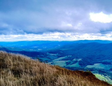 Dağın tepesinden Bieszczady 'nin güzel manzarası. Dağ turizmi.