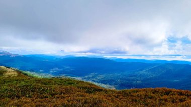 Bieszczady Dağları, Karpatian Dağları 'nın kuzey kesiminde yer alır. Doğanın güzelliği.