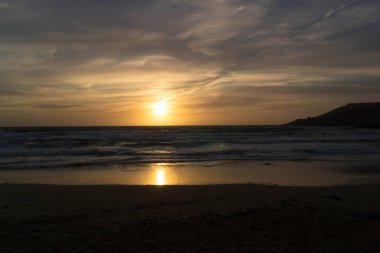 Golden Bay Malta 'da muhteşem bir gün batımı. Güneşli günün sonu.