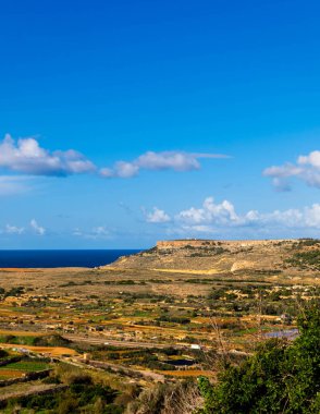 Marfa Yarımadası manzarası. Malta 'nın kuzeyi.