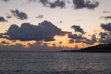 Akdeniz üzerinde güzel gün doğumu veya gün batımı gökyüzü.