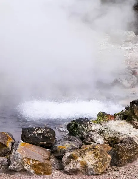 Sao Miguel Adası 'ndaki Furnas' ta termal banyo ve kaplıcalarda. Azores. Turistik atraksiyon.
