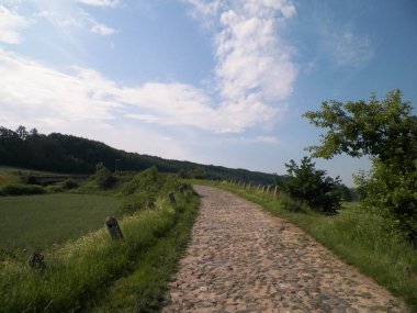 Lanzarote Adası Kanarya Adaları 'ndaki Montana Roja volkan krateri üzerinde gün batımı.