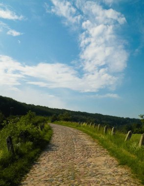 Lanzarote Adası Kanarya Adaları 'ndaki Montana Roja volkan krateri üzerinde gün batımı.
