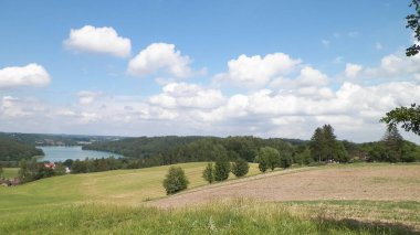 Tepeler, çayırlar ve güzel Ostrzyckie Gölü, Kashubia, Polonya manzarası..