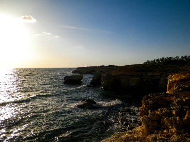 Kıbrıs adasının Paphos bölgesindeki Mercan Koyu 'na yakın kaya oluşumları ve su mağaraları. Popüler bir turistik site. Yaz mevsimi.