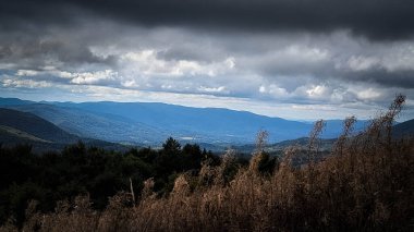 Bieszczady 'de fırtına geliyor. Karpatlar. Doğanın güzelliği.