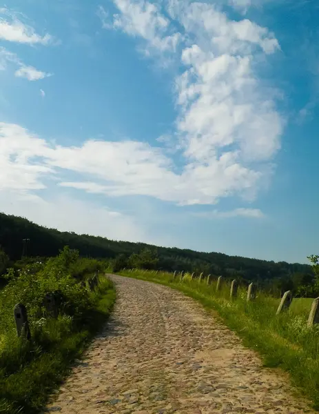 Lanzarote Adası Kanarya Adaları 'ndaki Montana Roja volkan krateri üzerinde gün batımı.
