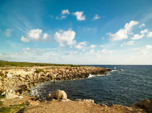 Kıbrıs Rum Kesimi 'nin Coral Bay yakınlarındaki kıyı bölgesinde. Saf doğa..