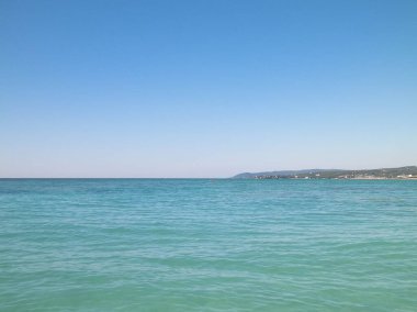 Sahil ve şeffaf, Tiren Denizi 'nin turkuaz suyu. Seyahat ve doğa kavramı. Güneşli bir yaz günü. Boşluğu kopyala.