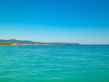 Sahil ve şeffaf, Tiren Denizi 'nin turkuaz suyu. Seyahat ve doğa kavramı. Güneşli bir yaz günü. Boşluğu kopyala.