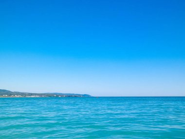Sahil ve şeffaf, Tiren Denizi 'nin turkuaz suyu. Seyahat ve doğa kavramı. Güneşli bir yaz günü. Boşluğu kopyala.