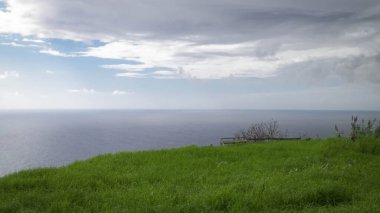 Atlantik Okyanusu 'nun okyanus manzarası Sao Miguel Adası' nın kıyılarını oluşturur. Azores Takımadası.