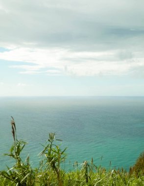 Atlantik Okyanusu 'nun okyanus manzarası Sao Miguel Adası' nın kıyılarını oluşturur. Azores Takımadası.