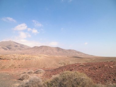 Çöl ve dağlar Lanzarote adasının tipik bir manzarasıdır. Kanarya Adaları takımadaları.