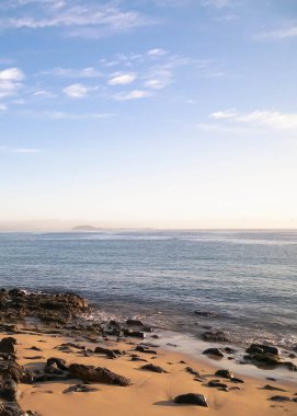 Playa Blanca plajından okyanus manzarası, Lanzarote Adası, Kanarya takımadaları. Doğanın güzelliği.